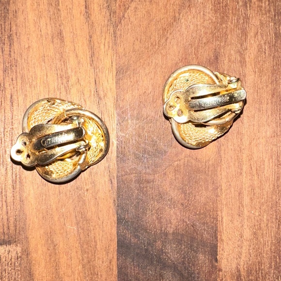 Vintage Hattie Carnegie Gold and Silver Knot Clip On Earrings - Picture 5 of 7